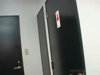 Asiatisch teenager seductress movs twat während pinkeln im ein toilette