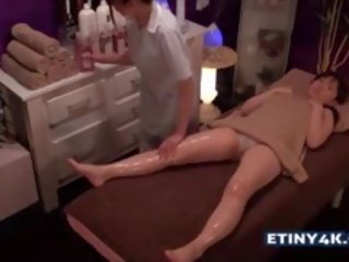 Dwa first-rate azjatyckie dziewczyny w masaż studio