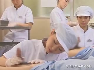 Japoniškas seselė slurping sperma iš apie gašlus varpa