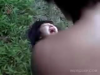 Frágil asiática mademoiselle obtendo brutalmente fodido ao ar livre
