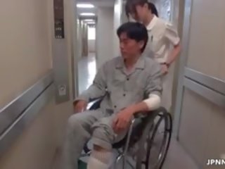 Provokativ asiatisch krankenschwester geht verrückt