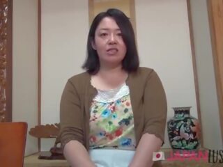 Mollig marriageable japans godin houdt phallus indoors en buitenshuis