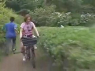 Jepang kekasih masturbasi sementara menunggangi sebuah specially modified dewasa film bike!